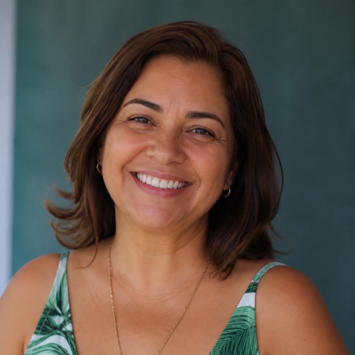 Paciente sorrindo após tratamento odontológico